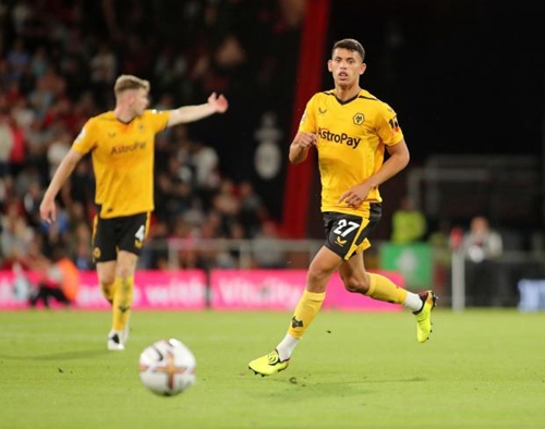 南安普顿不敌普雷斯顿后，后卫内森-伍德与本队球迷发生口角（南安普顿输给普雷斯顿后，后卫内森-伍德与本方球迷爆发口角）